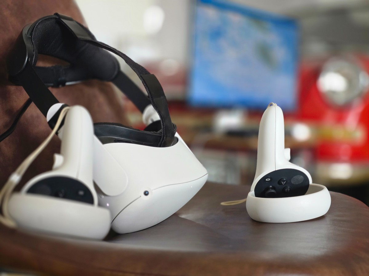 VR headset a ovladače připravené na akci