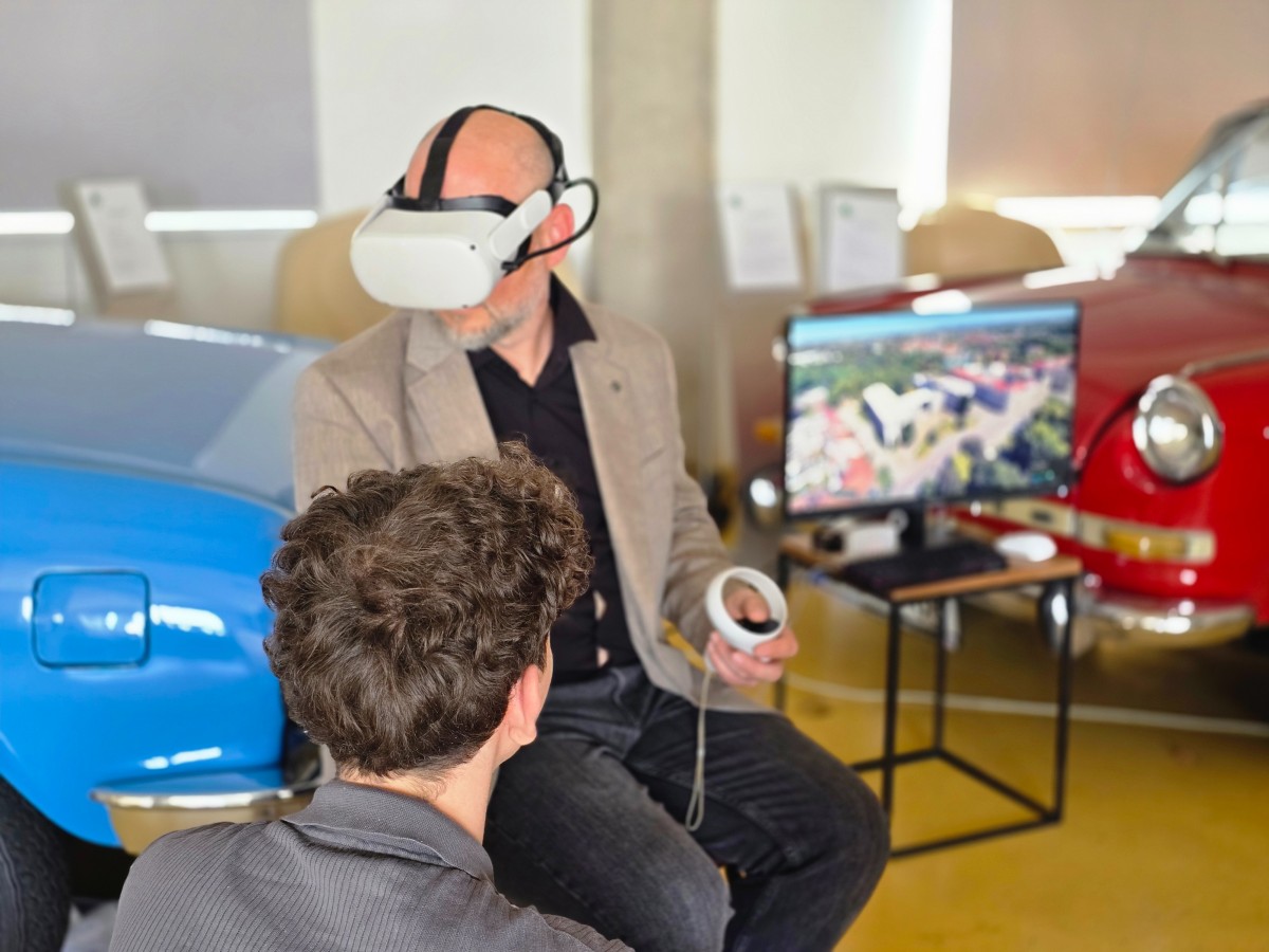 Host prochází ve VR 3D model města, obsluha asistuje